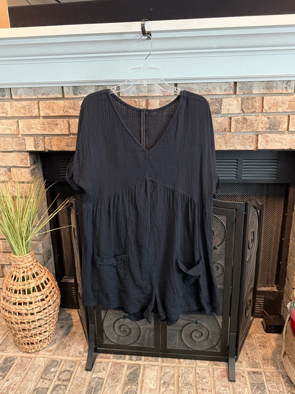 Short sleeve gauze zip back romper in black, XLarge EUC